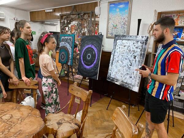 В библиотеке «Орлёнка» открылась выставка каллиграфиста Матвея Колесова, посвящённая творчеству Достоевского...