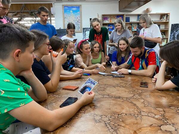 В библиотеке «Орлёнка» открылась выставка каллиграфиста Матвея Колесова, посвящённая творчеству Достоевского....