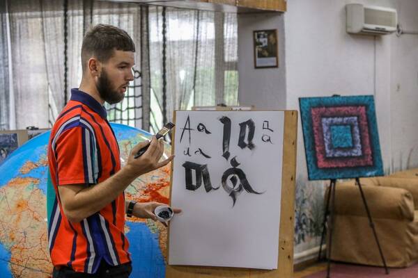 В библиотеке «Орлёнка» открылась выставка каллиграфиста Матвея Колесова, посвящённая творчеству Достоевского..