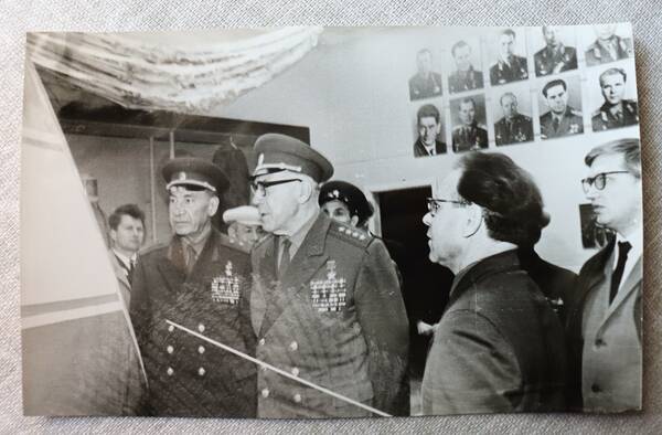 КП 7 №729 12.Генерал лейтенант Тихонов М.Ф. и генерал армии Лучинский А.А. в зале космонавтики, пионерский лагерь «Орленок», 1970г.