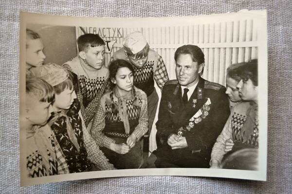 Герой Советского Союза тов. Чепига среди пионеров пл Орленок, май 1965 года.