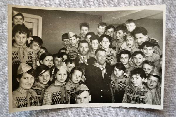КП 1 1965 №80 4   Бывшие узники Бухенвальда тов. Довженко и Корнилов в пл Орленок, апрель 1965 года.