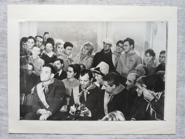 КП 1 1965 №42  космонавты Гагарин, Комаров и Феоктистов на встрече с пионерами пл Орленок и учащимися Новомихайловской средней школы. Снимок В. Данилова, 1964г.