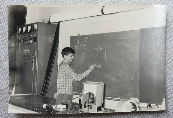 Пионерский лагерь ЦК ВЛКСМ Орленок, учащиеся на уроках, 1965г..