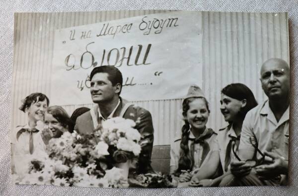 КП 7 №729 17 Космонавт Волынов Б.В. с группой пионеров пионерского лагере Орленок, 1970г.