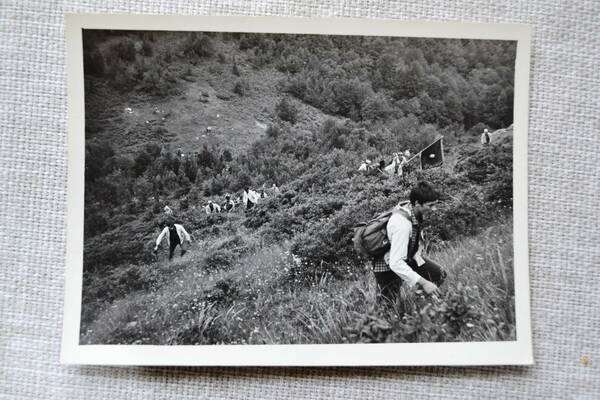 Поход по местам боев за Туапсе в годы ВОВ 1941 1945гг. пионеров  лагеря Орленок,  с участием защитника г. Туапсе в 1942г. в рядах 73 го Краснознаменного зенитного  артиллерийского полка моряков Лукьянова М. М.