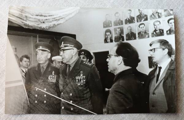 КП 7 №729 13 Генерал лейтенант Тихонов М.Ф. и генерал армии Лучинский А.А. в зале космонавтики, пионерский лагерь Орленок, 1970г.