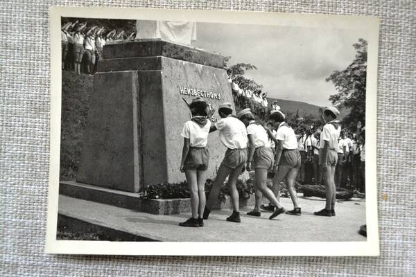 Поход по местам боев за Туапсе в годы ВОВ 1941  1945гг. пионеров  лагеря Орленок,  с участием защитника г. Туапсе в 1942г. в рядах 73 го Краснознаменного зенитного артиллерийского полка моряков Лукьянова М. М.