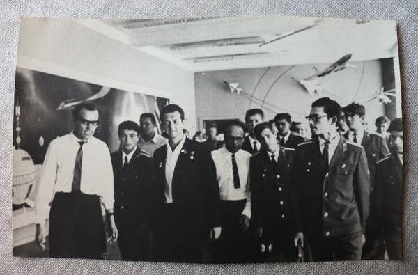 КП 7 №729 36. Космонавт В. Севастьянов среди пионеров пл «Орленок», 1970г.