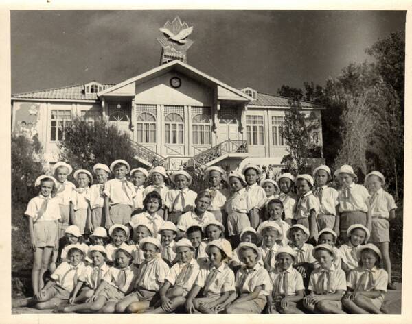 КП 1 №29 16 63г.  13 отряд на фоне столовой