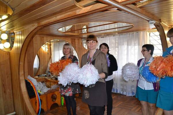 мужчины учебно  методического центра поздравляли нас с 8 марта!  Устроили нам Орлятские Олимпийские игры.  2014.7