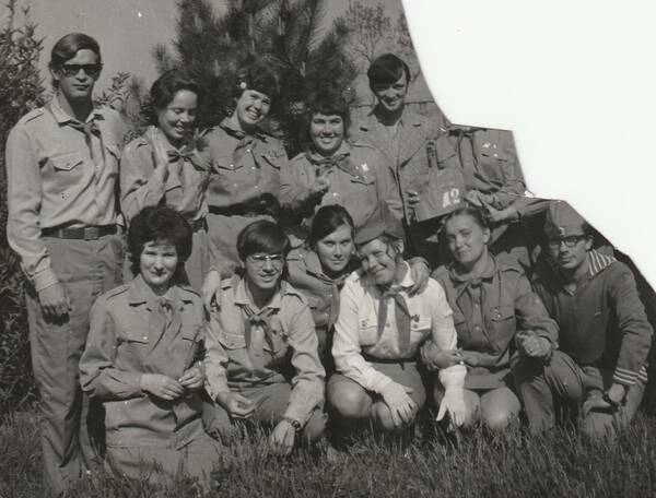 вторая в верхнем ряду  наша вожатая Оля Куролапник, дружина Звездная 3 отряд Буревестник, 8 смена 1972 год.