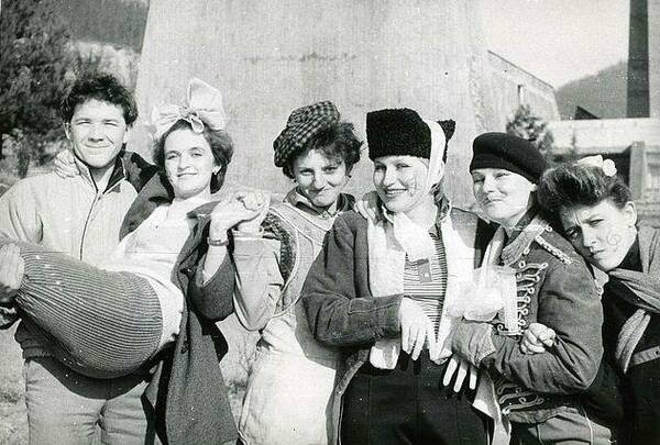 глухов игорь   На руках   Лена Докиш, далее Алена Бубела, Лена Грязева, Марина Бражнова, Таня Пронина.