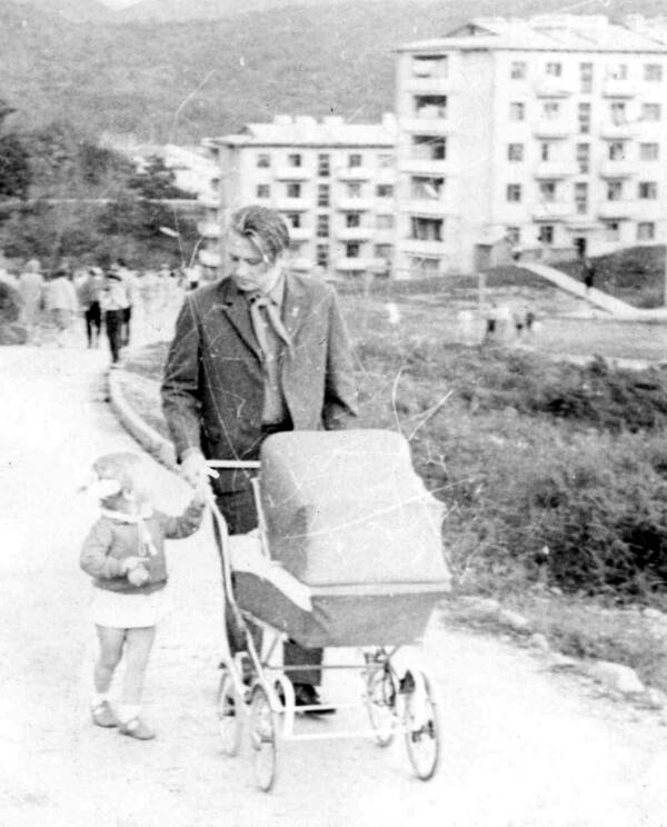 1968 год . У нас родилась вторая дочка. Валерий на прогулке  с дочками в нашем  микрорайоне.