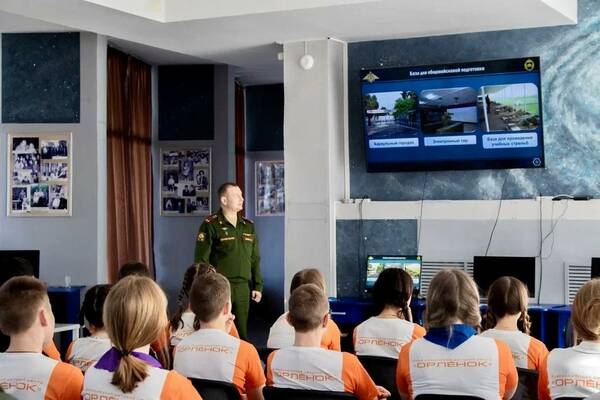 встреча с Акишиным Андреем Владимировичем – подполковником, преподавателем 31 кафедры Краснодарского высшего военного училища орденов Жукова и Октябрьской революции.
