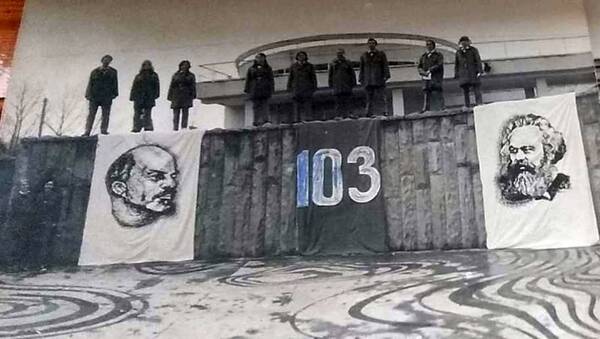 В центре Надя Ястребова, в сторонке стоят Люба Лисова и