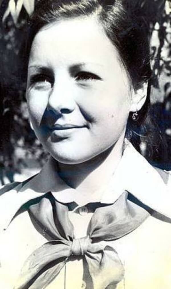 Скоропад (Холикова) Елена. 1980 г. Солнечная. Звёздная. Вожатая. 