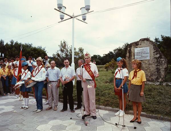 1990 год. Линейка у памятного камня.