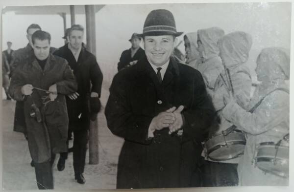 Гагарин Ю. А. в пионерском лагере Орленок. На заднем плане космонавты Николаев А. Г., Феоктистов К. П.  1964