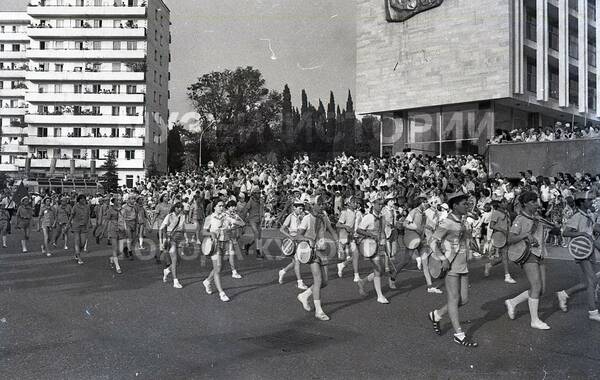 В карнавальном шествии пионеры лагеря Орленок (юные барабанщики). Фотограф Э.Л. Боровский. СССР, г. Сочи, 17.06.1978 г.