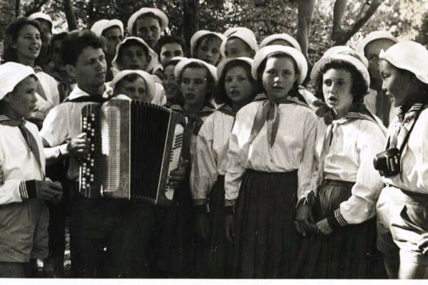 1962 год. Орлята поют о дружбе.