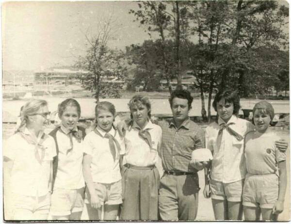В пионерском лагере Орленок. 2 я справа Анпилова (Бородина) Ольга. 1966