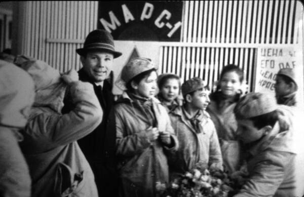 1964 год. Герой Советского Союза, первый космонавт Земли Ю.А. Гагарин