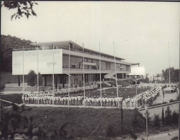 Утренняя линейка в пионерском лагере Орленок в дружине Стремительная. 1969