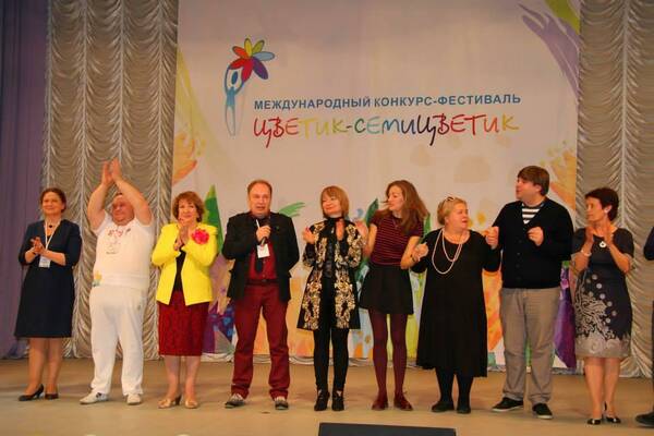 на фестивале    Цветик  Семицветик