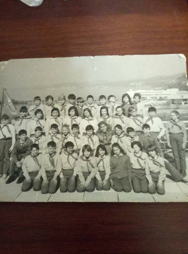Тамара Черкасова Касаткина  Шуя. звездная,, февраль март 1976 вожатые    люся антипова и гена коробков.