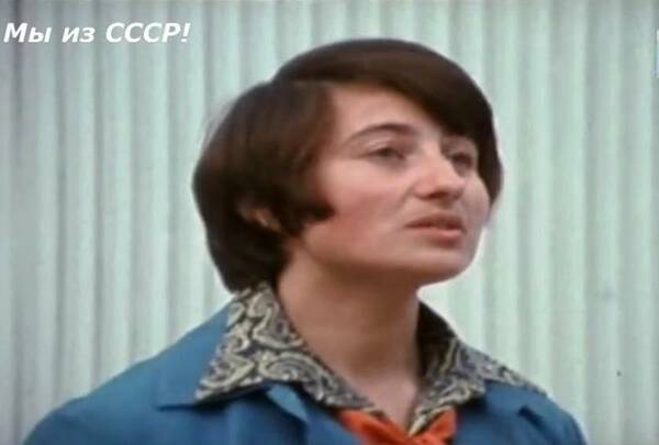 Старшая пионерская вожатая Геля Красножен на линейке..