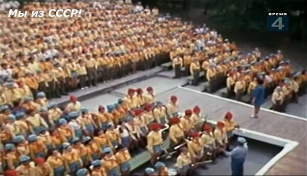 Старшая пионерская вожатая Геля Красножён (на подиуме) проводит прощальный сбор орлят дружины Звездная