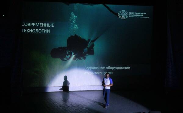 исполнительным директором Центра подводных исследований Русского географического общества (РГО), пилотом обитаемых подводных аппаратов СЕРГЕЕМ ФОКИНЫМ..