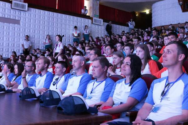 исполнительным директором Центра подводных исследований Русского географического общества (РГО), пилотом обитаемых подводных аппаратов СЕРГЕЕМ.. ФОКИНЫМ.