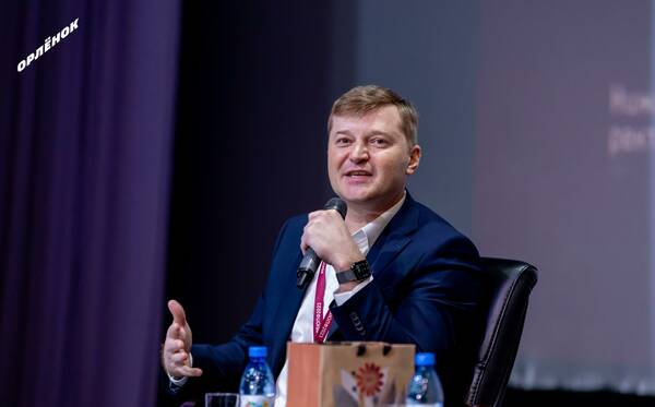ребята познакомились с ректором Армавирского государственного педагогического университета Евгением Нижником.