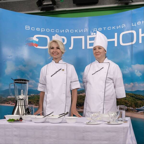 Вожатая «Орлёнка» Анжелика Картавцева и Александра Вячеславовна Григорьева, заведующей столовой детского лагеря «Звёздный»,