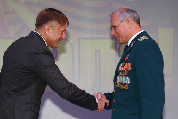 В преддверии Дня защитника Отечества памятными подарками наградил сотрудников «Орлёнка», которые участвовали в боевых действиях..