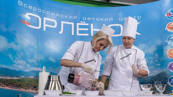 Вожатая «Орлёнка» Анжелика Картавцева и Александра Вячеславовна Григорьева, заведующей столовой  детского лагеря  «Звёздный»,