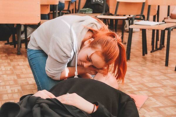 Специалисты центра первой помощи  и добровольчества  «Вершина» проводят обучающие курсы для сотрудников  и педагогов «Орлёнка».