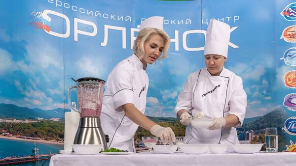 Вожатая «Орлёнка» Анжелика Картавцева и Александра Вячеславовна Григорьева, заведующей столовой  детского лагеря «Звёздный»,