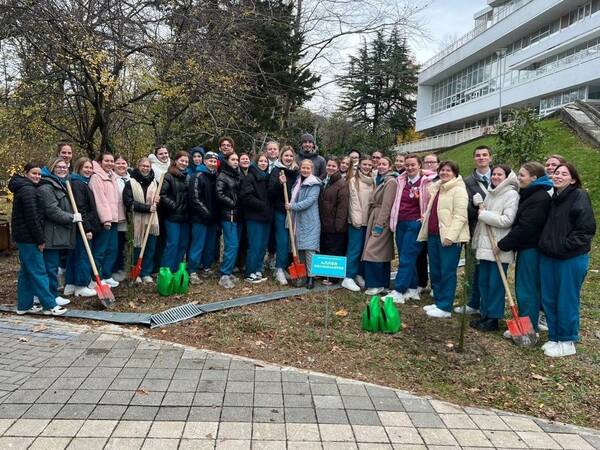 Вожатский отряд «Звездного» решил в свой юбилейный год восстановить Аллею Космонавтов и высадил молодые кипарисы в честь 60 летия со дня посещения «Орленка» Ю.А.Гагариным.