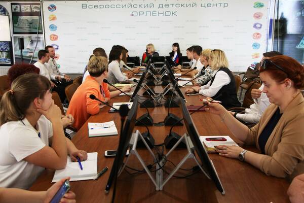 сотрудниками Национального детского центра «Зубрёнок»...