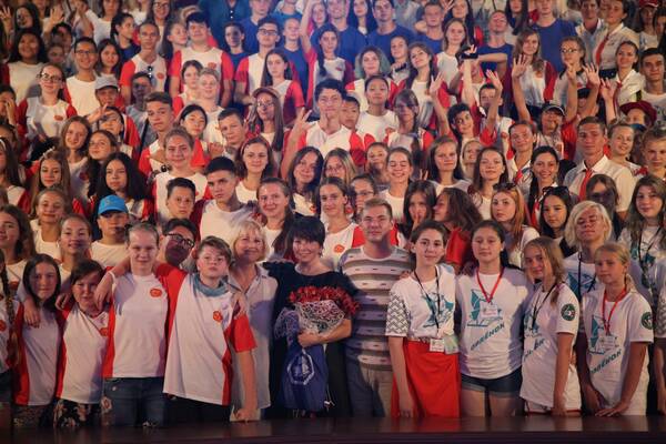 участница проекта Голос на 1 канале, бывшая вожатая ВДЦ Орлёнок 2000 е годы, лагерь Комсомольский Юлия Валеева..