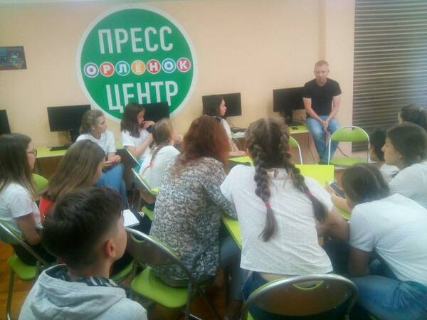 специалистом медиа индустрии Русланом Марьиным
