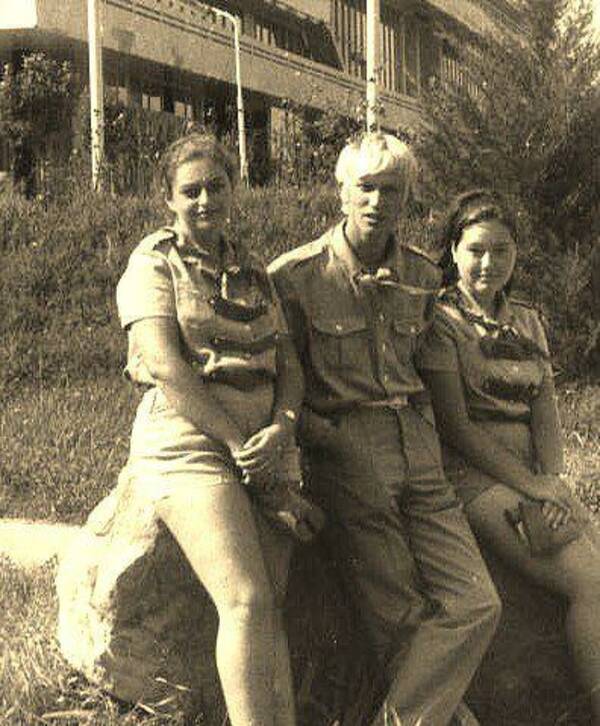 1972. Вожатый Колесов Витя, справа Бляхман Оля p sJVs5Vzik