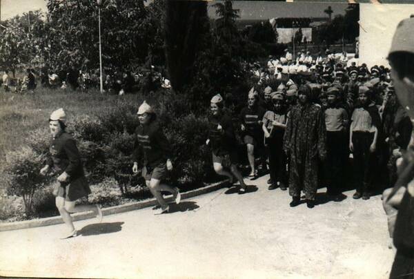 1971. Конкурс строя и песни. Вожатскй отряд Юность c6NhFdl6rvA