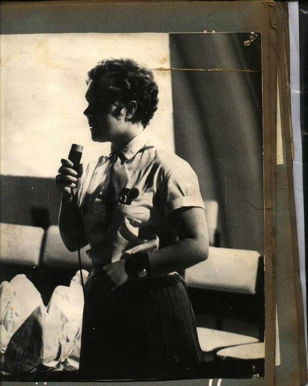 1972. Вожатая Лисова Люба ведёт дружинный сбор BYNLsAgQLpA
