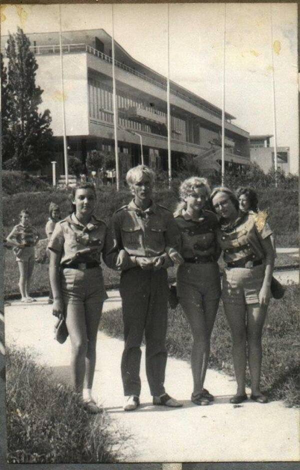 1972. Вожатыый Колесов Витя с ребятами 4 отряда BM03wn1 SpI