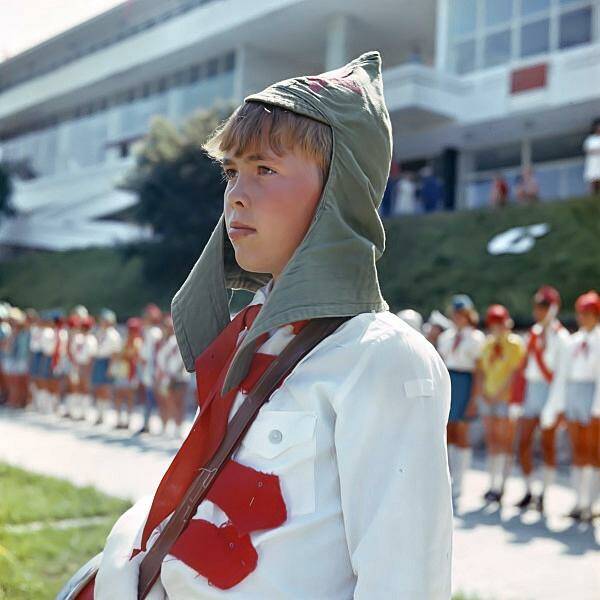Юный буденновец с барабаном на пионерской линейке . 02.08.1980