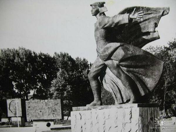 памятник       орлёнку